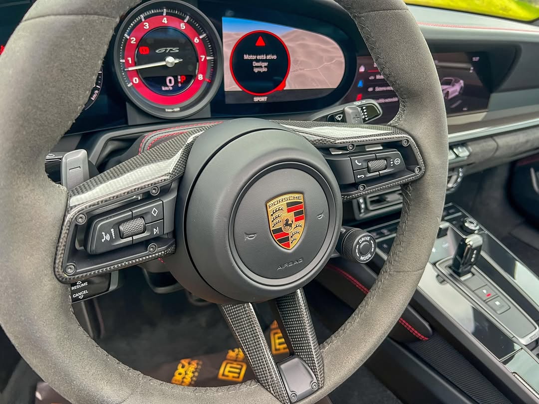 Interior do Porsche 911 - Volante e painel
